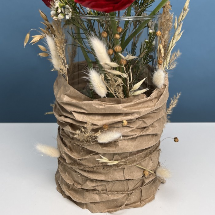 Настольная композиция на ресепшен с красными ранункулюсами